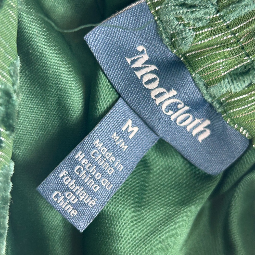 ModCloth "Just This Sway" A-line style.
Green Floral Velvet Skirt 🆕 - Picture 5 of 9